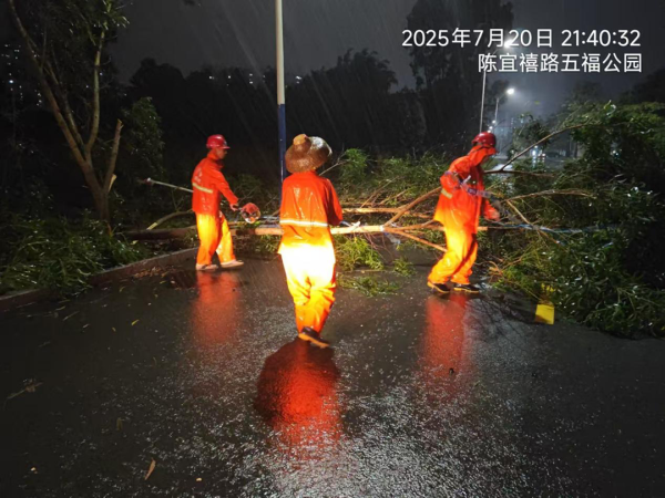 最新配资平台导航 风雨未歇，守护不停！江门城管全力恢复城市秩序