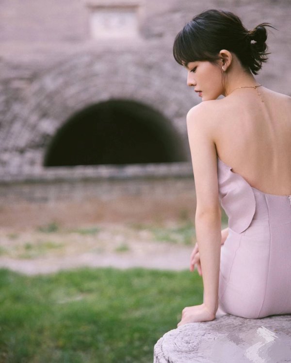 在线配资开户网站 文淇这组写真绝了！乌发红唇配美背，眼神勾人谁顶得住啊！