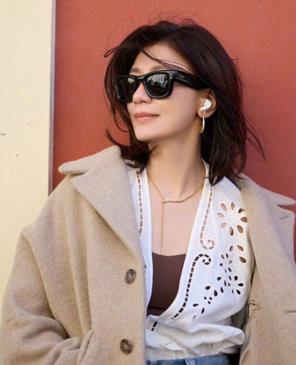 炒股配资公司 51岁贾静雯靠头巾封神！高圆圆同款衬衫穿出两种高级感，小个子学起来